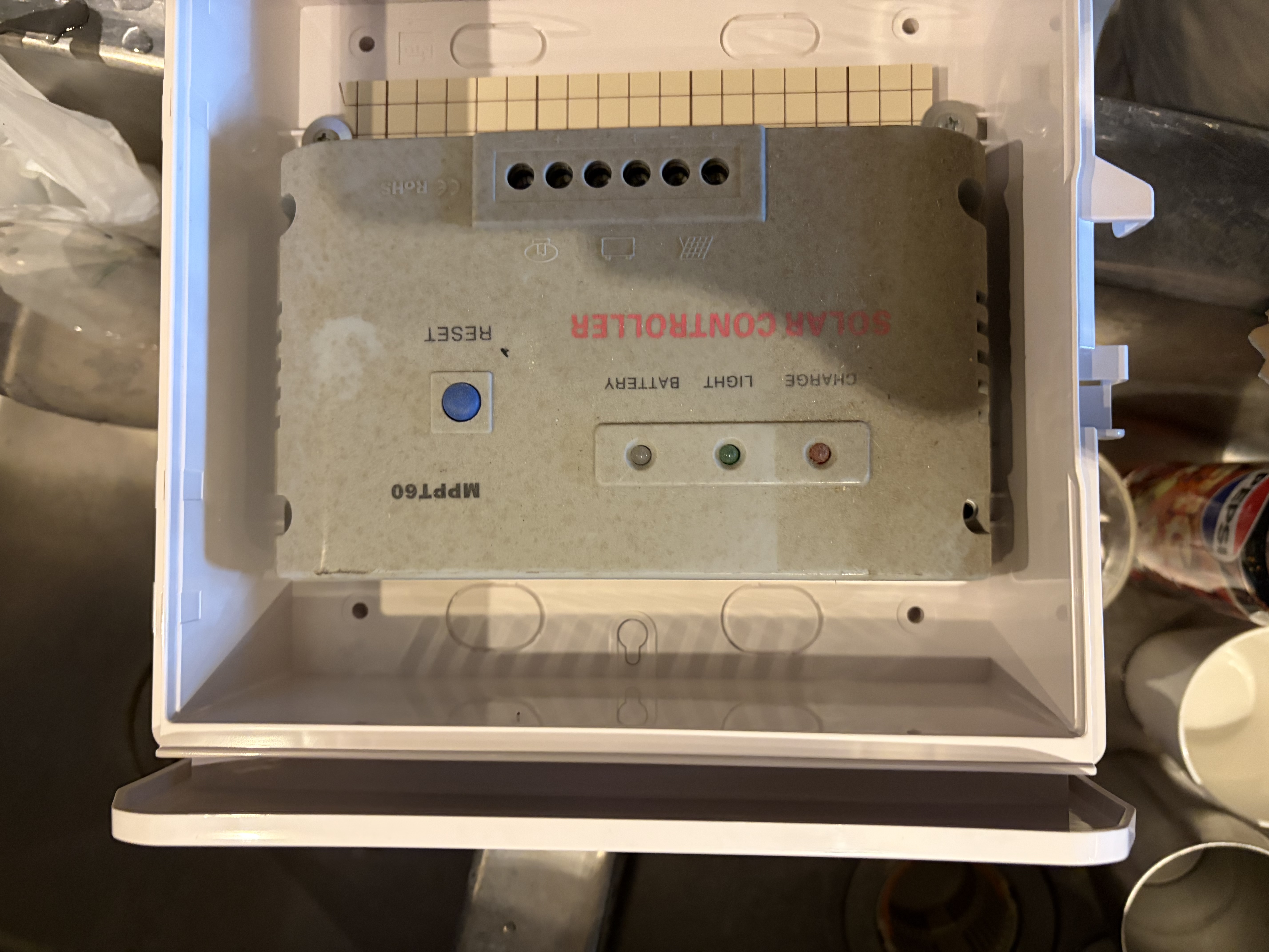 プラボックス内に設置したMPPT60ソーラーコントローラー
